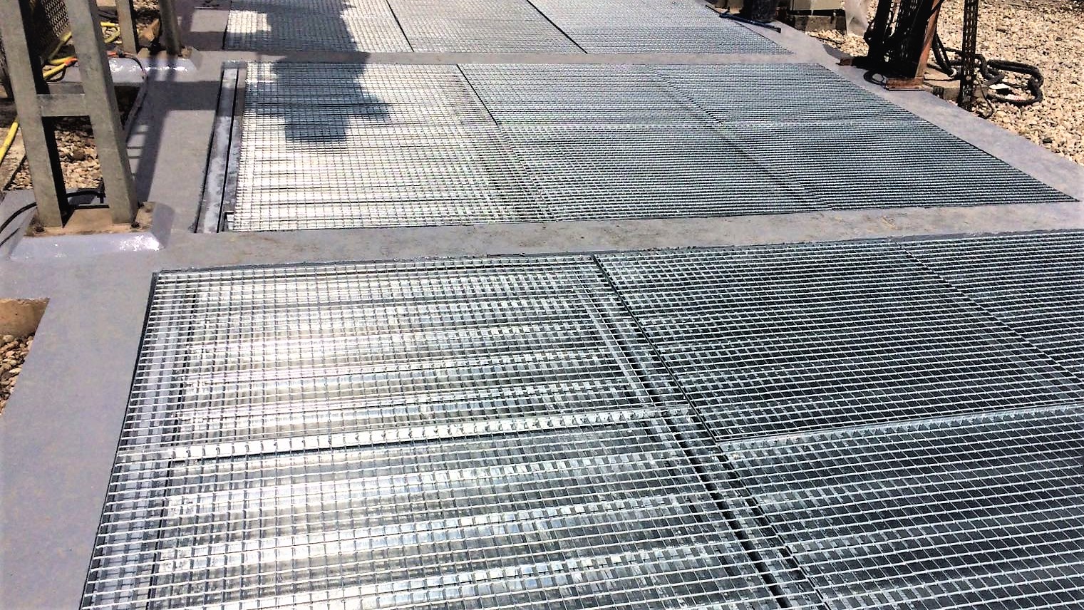 03-pose des caillebotis sur les volets coupe feu EXTICOV sur la fosse transformateur EDF - 2017
